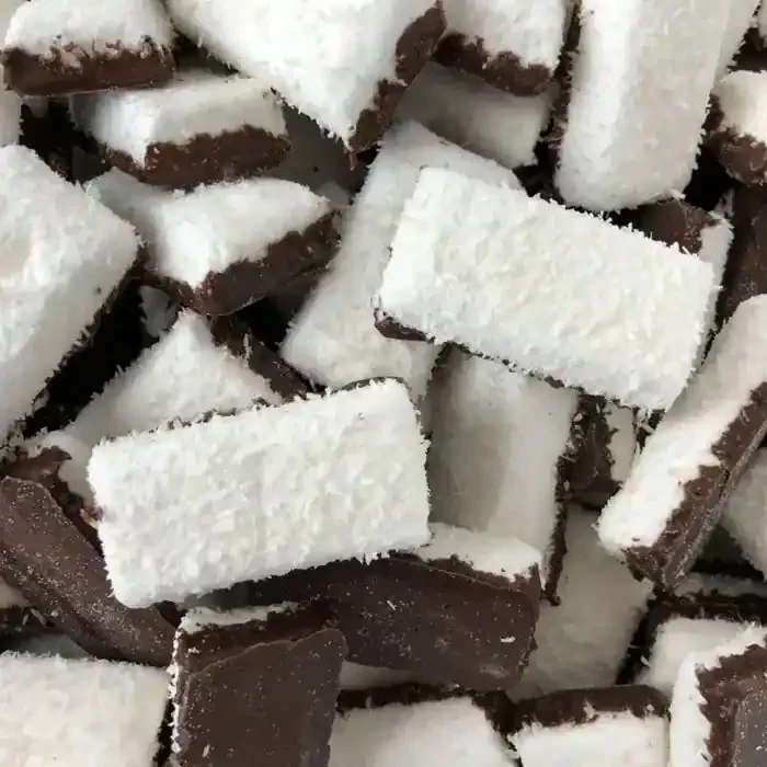 ? Ancienne Lards Black and White