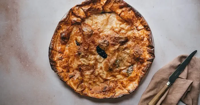 [Surgelé] Tourtière Landaise aux pommes et aux pruneaux cuite – 10 parts