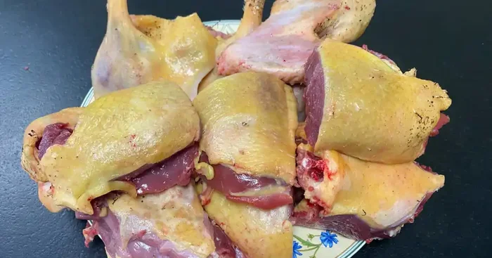 Viande de canette découpée avec carcasse