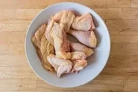 Viande de poule découpé avec carcasse